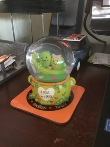 DOS GUISANTES EN UNA VAINA PAREJAS GLOBO DE NIEVE CUMPLEAÑOS NAVIDAD DECORACIÓN DE ESCRITORIO - Imagen 1 de 2