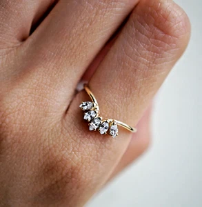 Anillo Marquise Cut 6X3 mm Moissanita Blanco Banda Curvada de Cinco Piedras Oro Amarillo 10K - Imagen 1 de 5