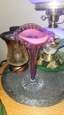 Jarrón antiguo de vidrio de arándano Jack en el púlpito brilla Foto 1 de 4