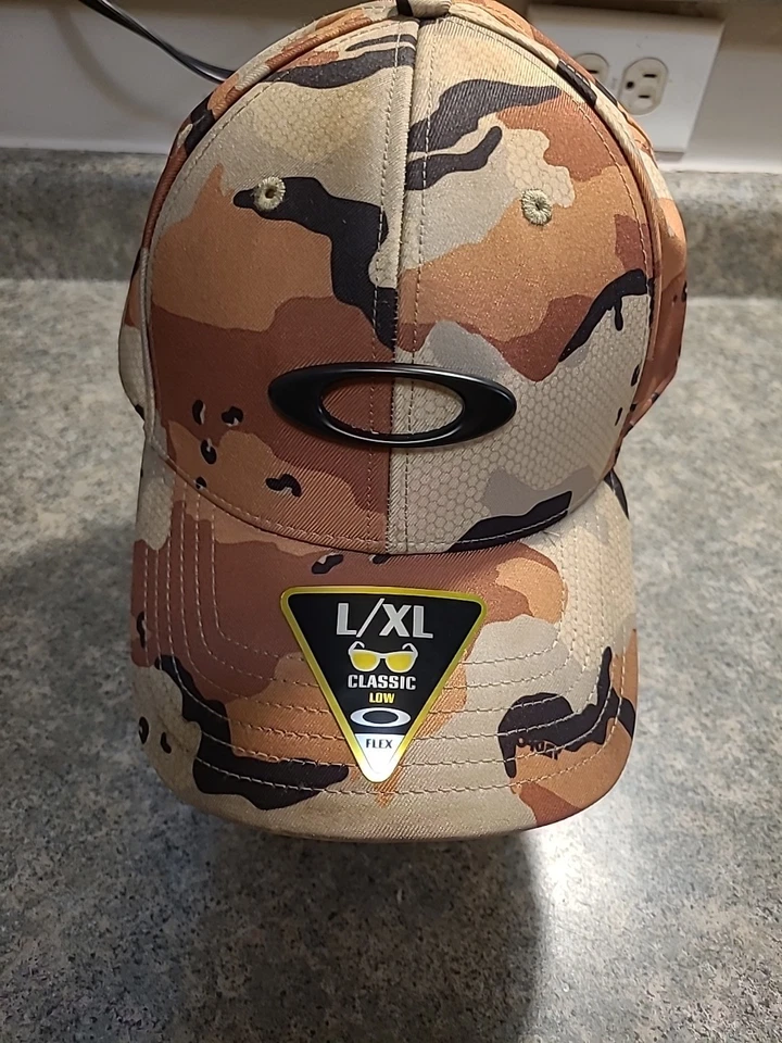 Gorra Oakley Para Hombres Tincan Camuflada Desierto, Ajuste Rendimiento Ajustado L/XL Gorra Flexible Foto 1 de 4