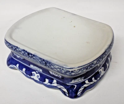 A LARGE VINTAGE CHINESE BLUE AND WHITE VASE / PLANT DISPLAY STAND - Image 1 of 4