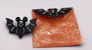 Pin de Halloween Disney Tokio Japón Disneyland - Mickey Mouse como murciélago con tarjeta - Imagen 1 de 2