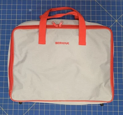 Estuche de transporte unidad bordada Bernina. Bolso de lona rojo/gris talla 17" x 12" x 4”.  Foto 1 de 4