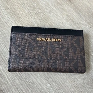 NUEVO CON ETIQUETAS Michael Kors Jet Set Pequeño Estuche para Tarjetas con Cremallera Cartera Plegable Marrón/Equipaje $128 - Imagen 1 de 4