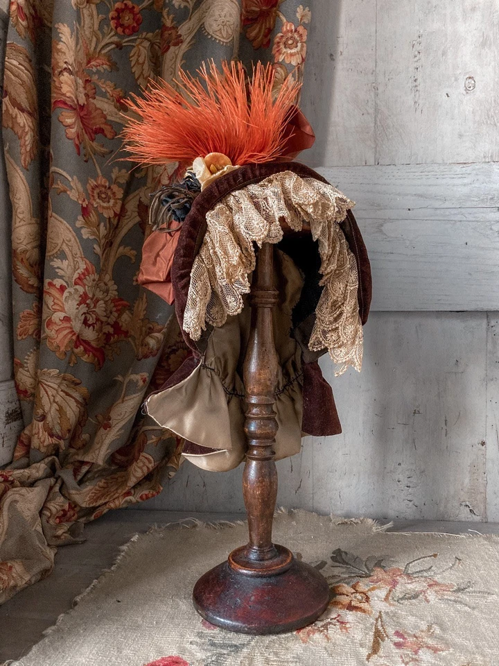 Bonnet Ancien Chapeau De Poupée Grande Taille Bébé En Velours Plume Fleurs - Photo 1/4