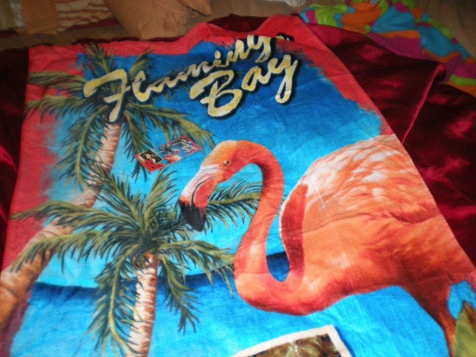 FLAMENCOS ROSA TROPICAL SOBRE AGUAS AZULES, TOALLA DE PLAYA "FLAMINGO BAY" 30" X 60" Foto 1 de 1