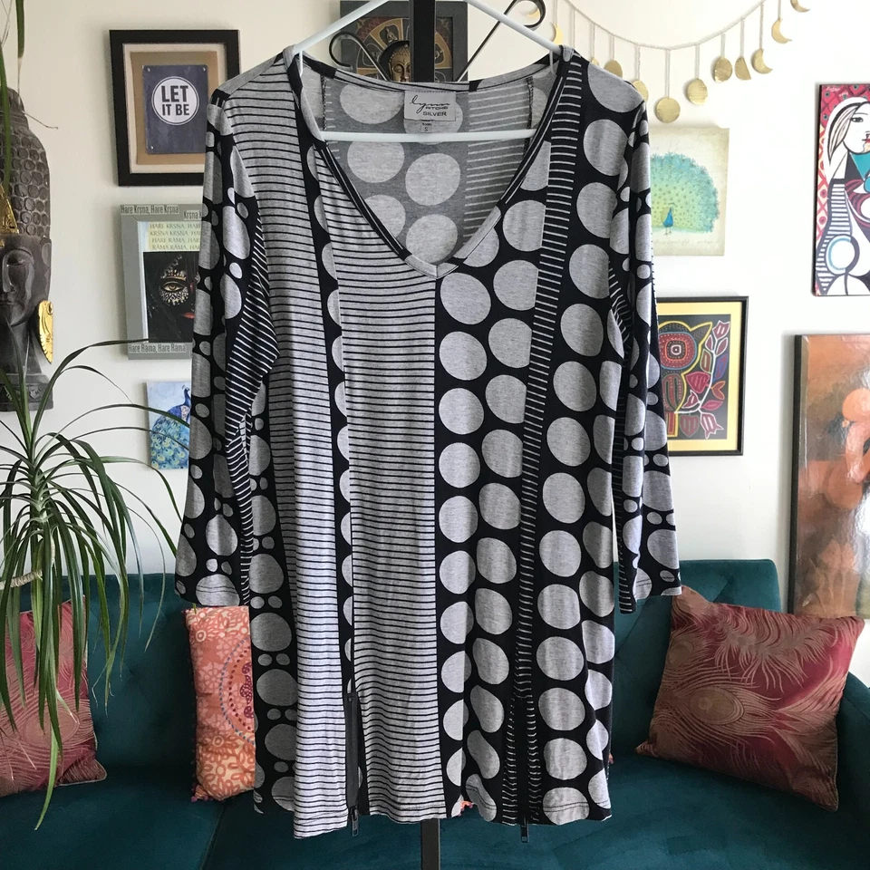 LYN RITCHIE 银色 S 码灰色和黑色圆点条纹艺术球衣束腰上衣 — 第 1/4 张图片