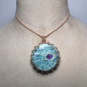 Collar Macramé Rubí Fucsita con Ojo de Rubí - Joyería Espiritual Boho Hecha a Mano - Imagen 1 de 11