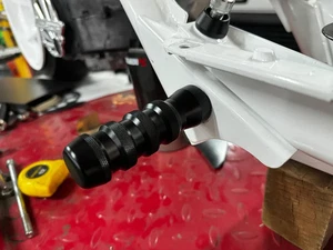 Clavijas de lanzadera FLP (par) - Clavijas de pie Honda Ruckus Billet "NEGRO" - Imagen 1 de 4