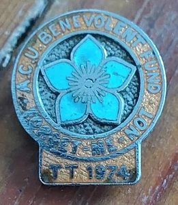 ACU BENEVOLENT FUND FORGET ME NOT 1974 TT IOM MOTORCYCLE ENAMEL LAPEL PIN BADGE - Picture 1 of 2
