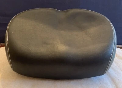 Седло велосипедного сиденья SCHWINN 2009 Pacific Cycle 7 дюймов x 10 дюймов черно-белое с вышивкой верхом - Изображение 1 из 4