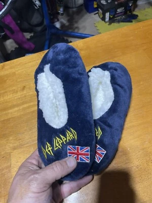 Def Leppard Regalo Zapatillas Casa Zapatos Años 80 Parches Rock Roll Talla 4-6 Pinzas NUEVO Foto 1 de 4