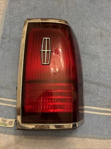 1990-1997 LINCOLN TOWN CAR RIGHT PASSENGER TAIL LIGHT OEM - Picture 1 of 5