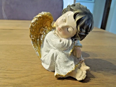 schöner kleiner Keramik Engel sitzend schlafend Höhe ca. 7,5 cm - Bild 1 von 4