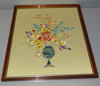 -CADRE AVEC BRODERIE SUR SOIE VASE AVEC FLEURS MULTICOLORES déco VINTAGE    D - Photo 1/4