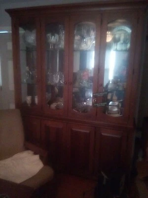 broyhill dining room set which china cabinet - Image 1 of 3
