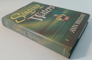 Singing Waters by Ann Bridge - HCDJ Book - 1946 Macmillan Company, BCE - 343 pgs - Foto 1 di 8