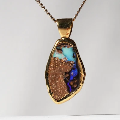 Colgante vintage australiano de ópalo de roca azul enchapado en oro amarillo en plata de ley Foto 1 de 4