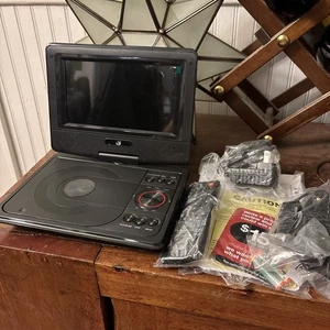 NUEVO GPX PD701B Reproductor de DVD Portátil Estándar con Pantalla Giratoria de 7 Pulgadas Negro Nuevo Sin Etiquetas - Imagen 1 de 14