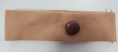 Faixa de cabeça com botões para segurar máscaras faciais bronzeada com costura à mão vintage. Botões. - Imagem 1 de 4