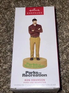 NUOVO 2023 Parks and Recreation Ron Swanson Hallmark Keepsake Ornamento Suono Magico - Foto 1 di 4
