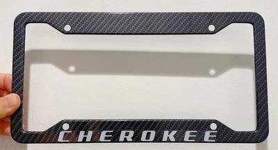 Marco de matrícula Cherokee de metal con aspecto de fibra de carbono Foto 1 de 3