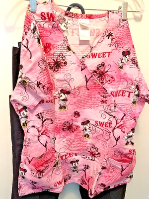 Blusa Médica Disney Minnie Mouse Rosa Multi Bolsillos y Corbata Talla PEQUEÑA Foto 1 de 4