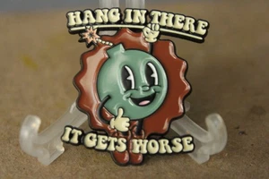 HANG IN THERE IT GETS SCHLIMMER PIN - Bild 1 von 2