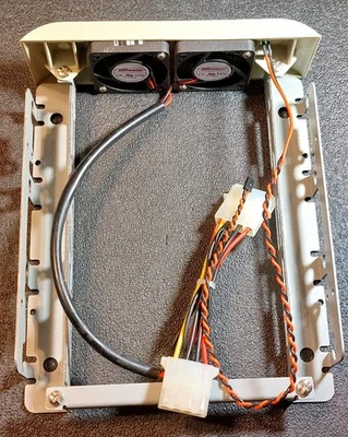 High Capacity Laufwerkskühler für 3,5 Zoll HDD im 5,25 Zoll Schacht, mit 2 Lüftern - Bild 1 von 4