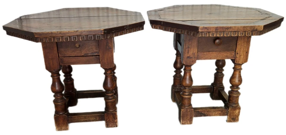 Par de mesas auxiliares octogonales antiguas - diseño inglés estilo jacobeo con incrustaciones Foto 1 de 4