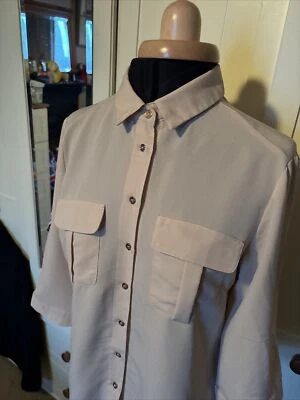 Blusa MILLENIUM Preloved para damas talla M beige pálido crepé manga 3/4 lengüeta enrollable Foto 1 de 4