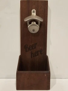 Wandmontage Flaschenöffner Metallkappe Fänger ""Bier hier"" Jubel Mankave - Bild 1 von 7