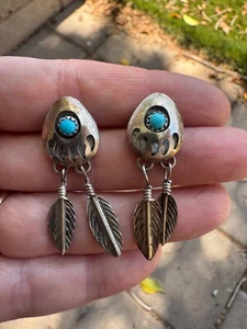 Pendientes colgantes vintage de plata esterlina con garra turquesa en forma de pluma firmados B - Imagen 1 de 7