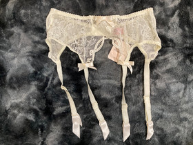 Agent Provocateur Love Cream Suspender, Size 3