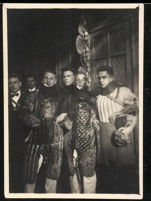 Fotografie Studenten bei der Mensur, blutüberströmt mit Schläger  - Bild 1 von 2