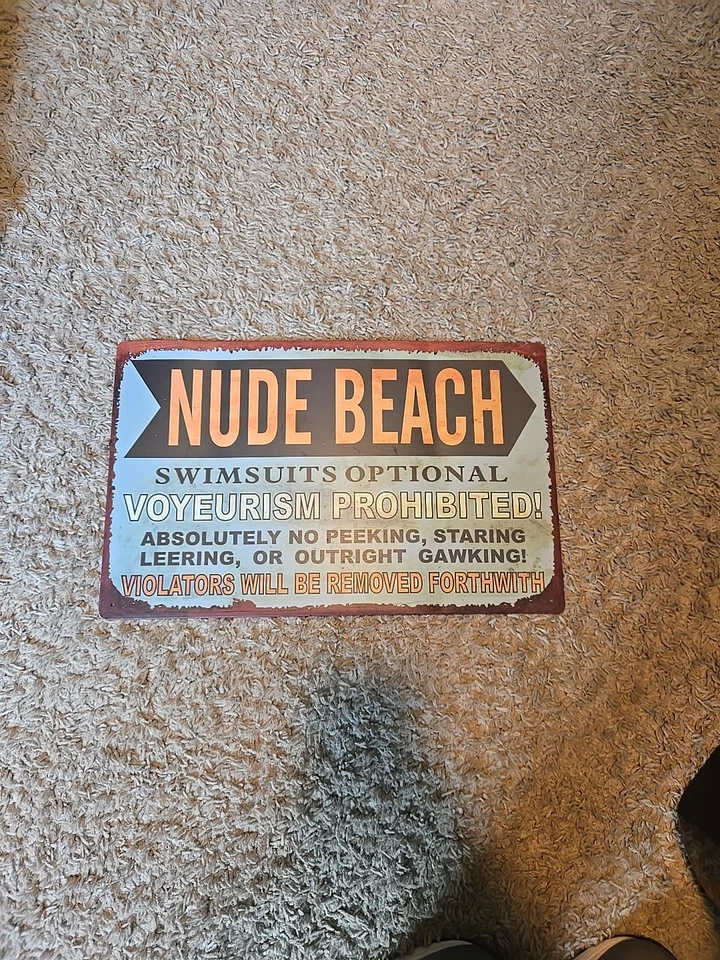 Letrero de playa desnudo de metal Foto 1 de 1