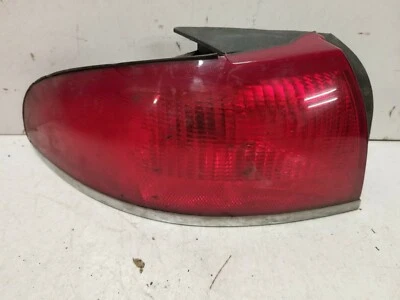 Левый задний фонарь 1995-1997 от оригинального производителя Mercury Mystique с креплением на четверть панели  - Изображение 1 из 4