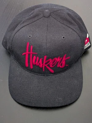 De colección Años 90 Nebraska Cornhuskers Huskers Deportes Especialidades Script Snapback Sombrero Foto 1 de 4