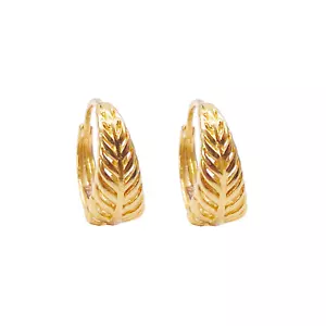 Par de pendientes Huggie de aro de hoja de oro amarillo de 18 quilates de 9,3 mm de diámetro - Imagen 1 de 8