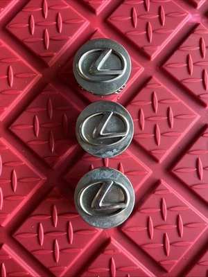 Tapacubos centrales de rueda Lexus SC430 2002 3 Foto 1 de 2