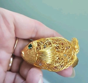 Spaghetti Gold Draht Fisch mit grünen Strass Auge Brosche 2,5" JL - Bild 1 von 5