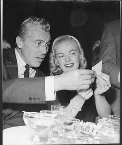 LOTE 2 fotos originales de César Romero años 50 sinceras club nocturno June Haver Hollywood - Imagen 1 de 4