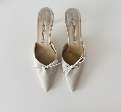 Manolo Blahnik Vintage Beige Linen Pointed Toe Mules With A White Lace Bow Sz 37 - Image 1 of 4