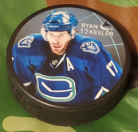 RYAN KESLER #17 VANCOUVER CANUCKS NHL NHLPA PUCK INGLASCO + SHER-WOOD Made= πΈπ° Cover