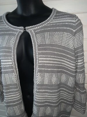 Cárdigan SKIES ARE BLUE Talla PLUS 1X Gris Blanco Algodón Texturizado Mezcla Algodón Usado en Excelente Condición Foto 1 de 4