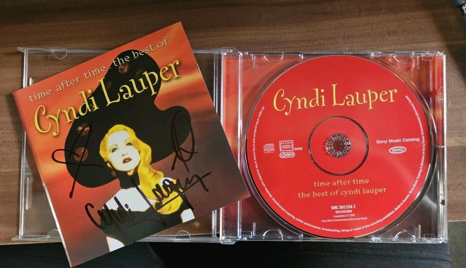 Time After Time - The Best Of Cyndi Lauper CD Autogramm signiert - Bild 1 von 1