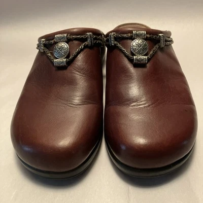 Zuecos decorativos Minnetonka Silverthorne para mujer 7,5 cuero marrón estilo occidental Foto 1 de 4