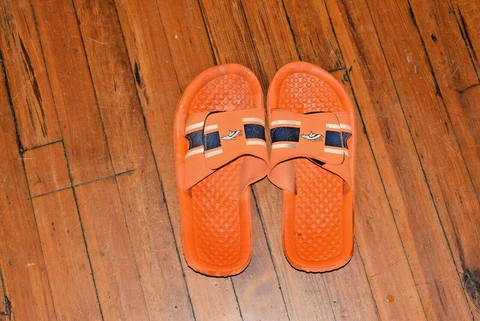 DENVER BRONCOS FOAM FLIP FLOPS. SIZE 13 Cover