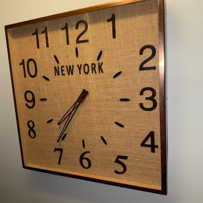 RARO Reloj de Pared Cuadrado Cobre Gran Tamaño 20” X 20” Marrón Rafia “Nueva York” Foto 1 de 4