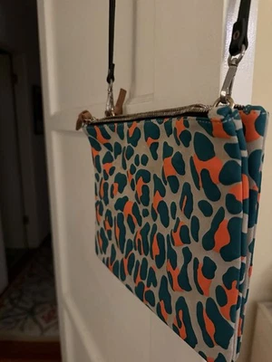 Tiracolo Clare V neon chita - Imagem 1 de 3